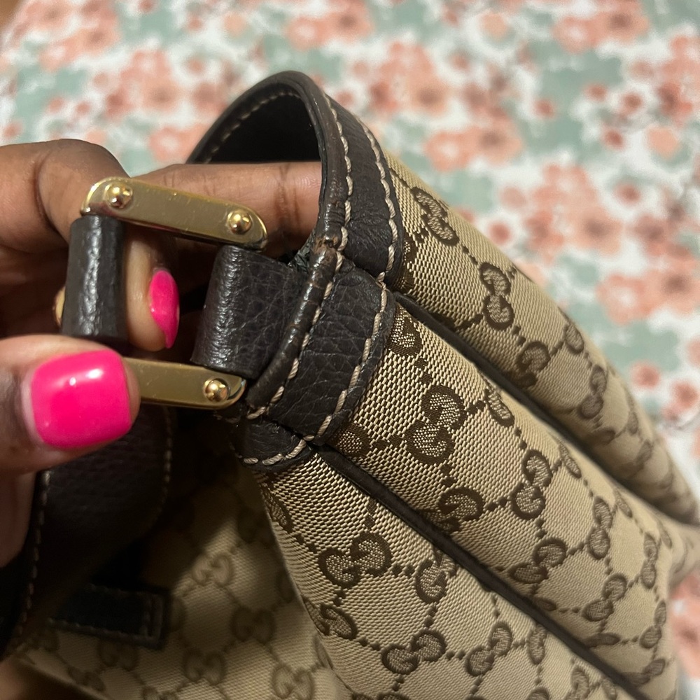 Large Gucci bag! Bag is in great condition with minor flaws. - Picture 6 of 7